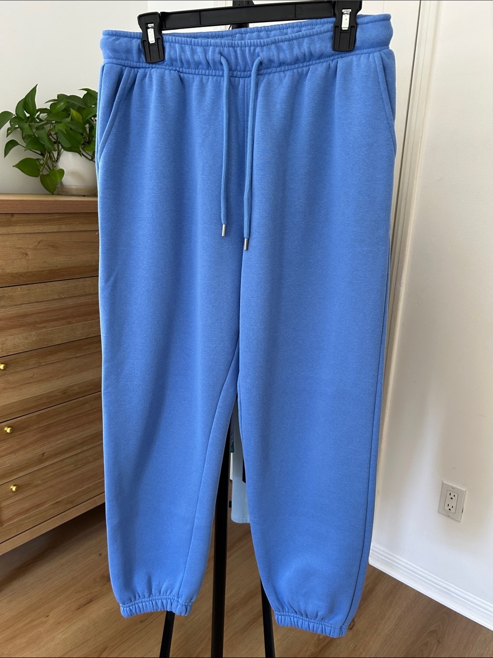 Forever 21 Sweatpant Joggers. Size medium. 28” inseam. Pockets/Drawstring.